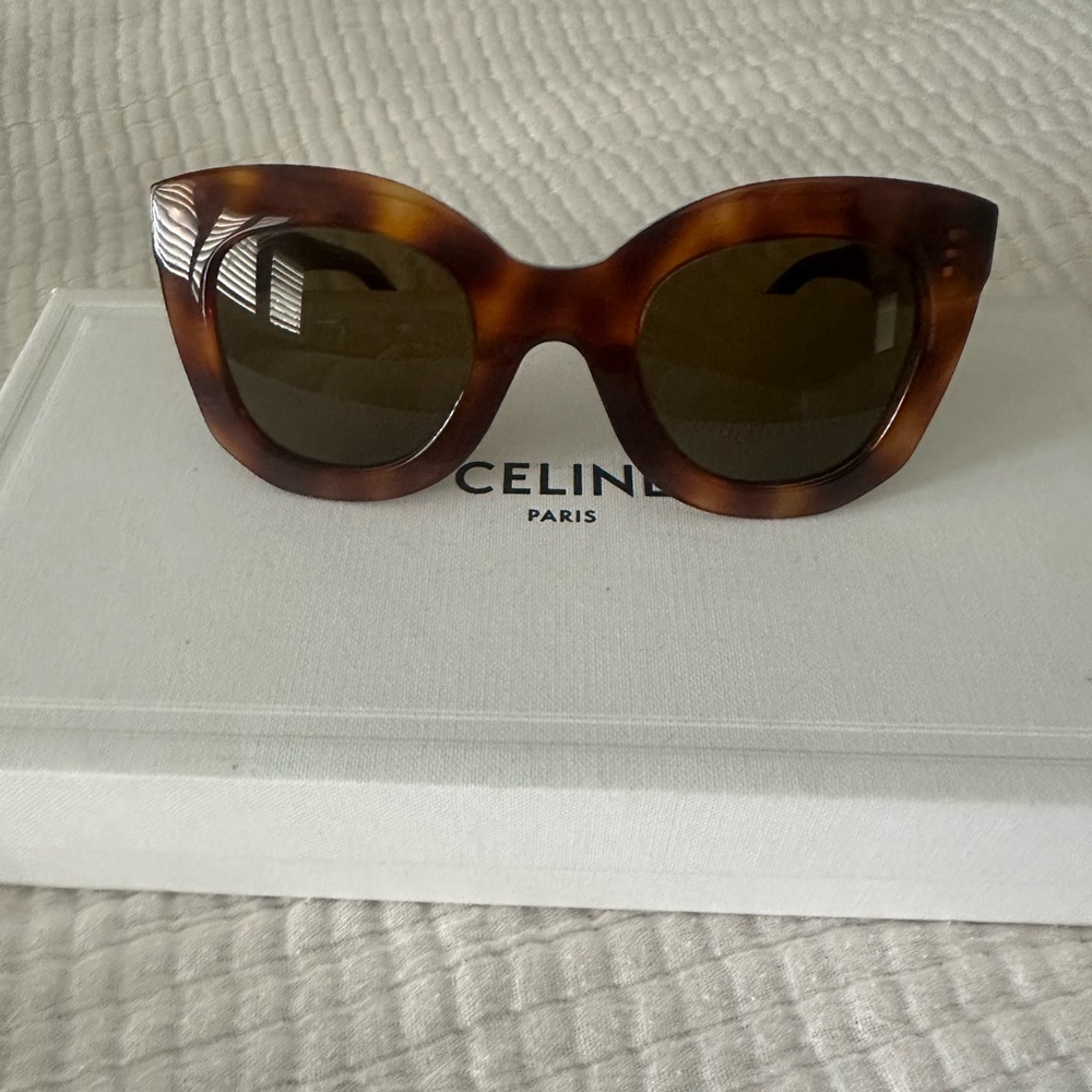 Celine Sunglasses CL4005IN/Tortoise, great condition! Comes with Celine case.